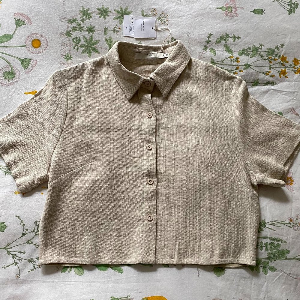 7115 by Szeki Cropped S/S Woven Button Down